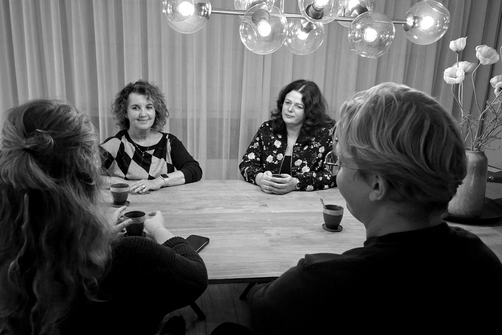 Liefke en Jessica in gesprek aan de keukentafel